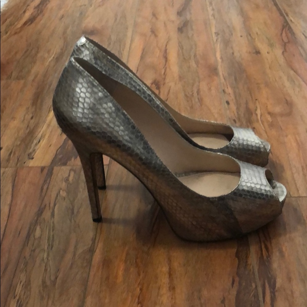 Heels like new-ish. Foldable/metallic . Size 10